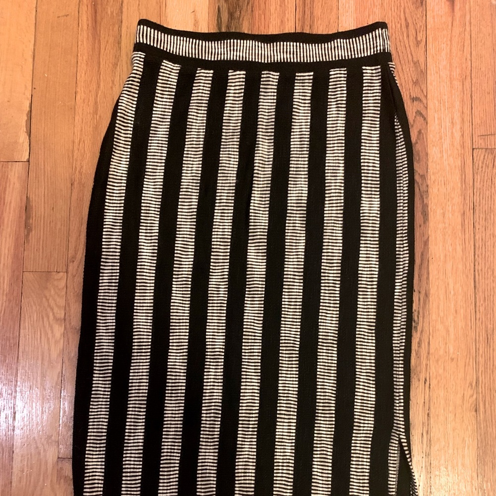 NWOT Lou & Grey skirt